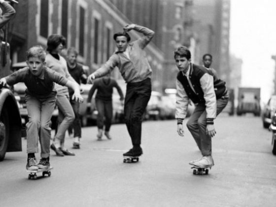 Replongez en 1965 et découvrez des photos de la jeunesse de cette époque en pleine découverte des joies du skateboard.