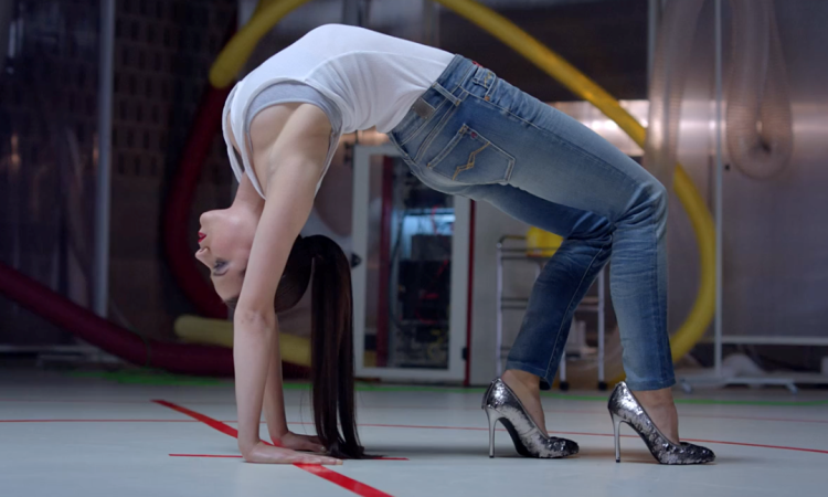 Replay-jeans-Hyperflex_Alessandra-Ambrosio-campaign-neymar-video-cover