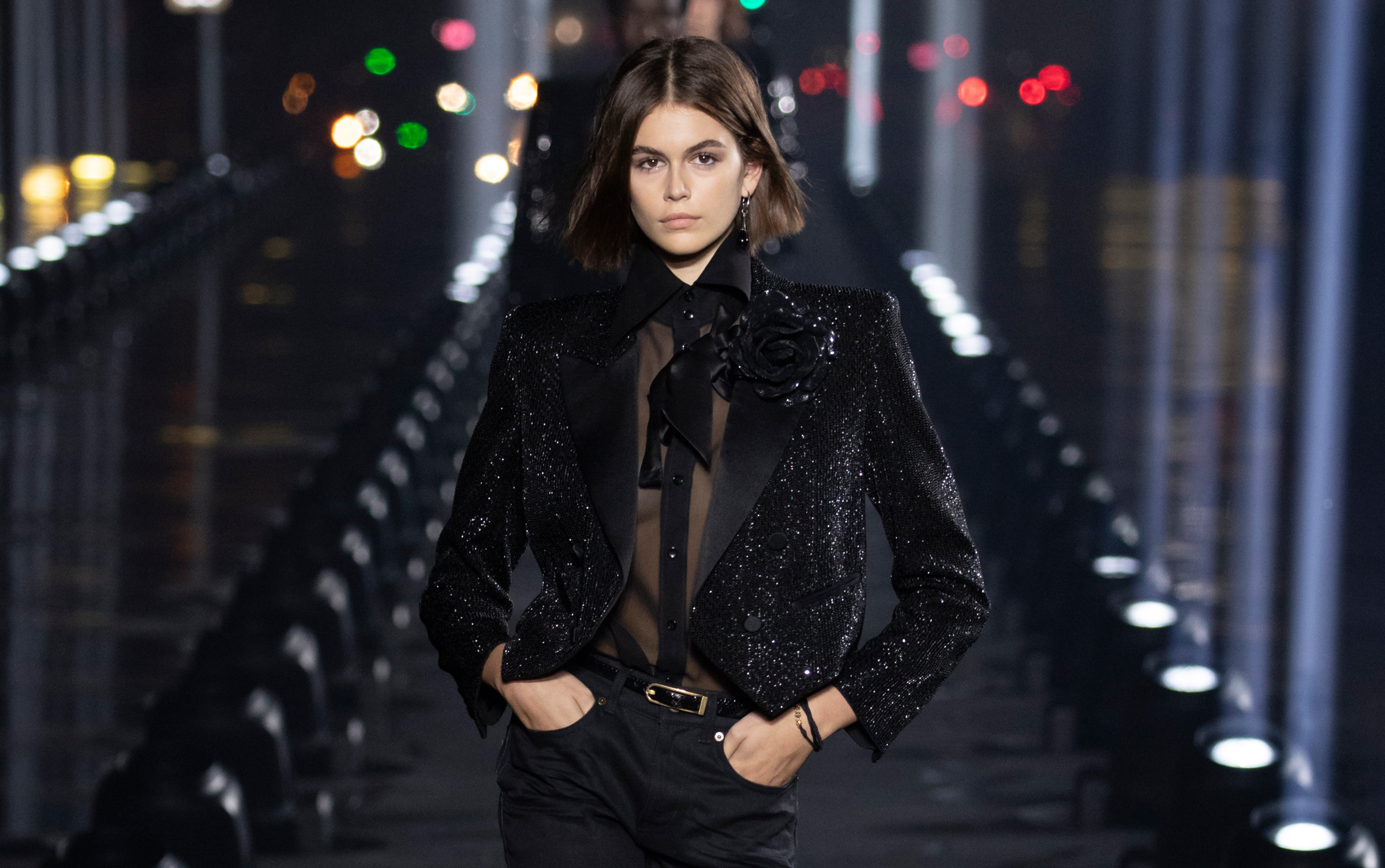 Mannequin Yves Saint Laurent Femme Anthony Vaccarello illumine Paris