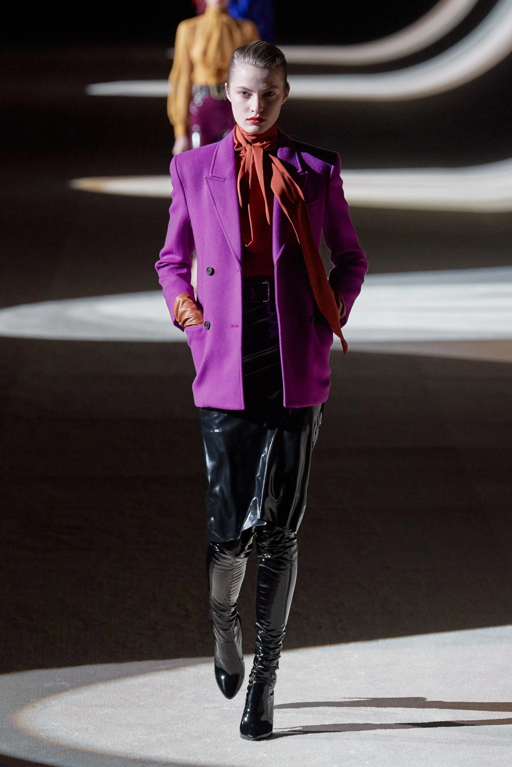cette-veste-crois-e-du-d-fil-saint-laurent-port-e-par-bella-hadid-est